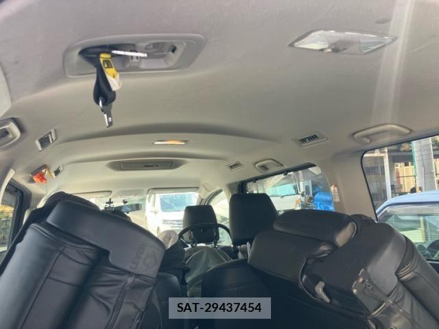 Toyota VOXY 2015-01 8372359-14