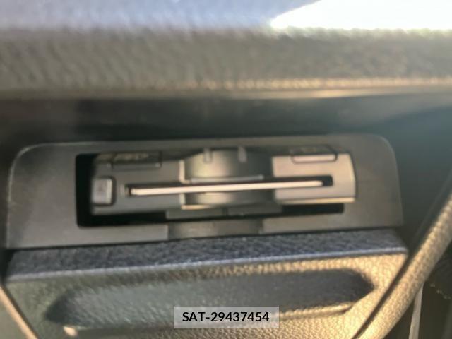 Toyota VOXY 2015-01 8372359-17