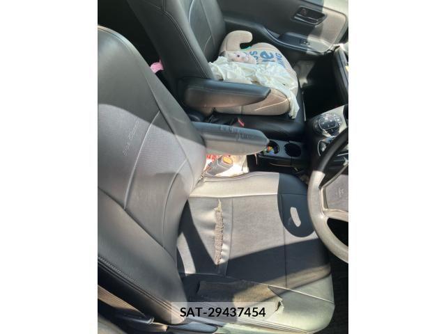 Toyota VOXY 2015-01 8372359-18