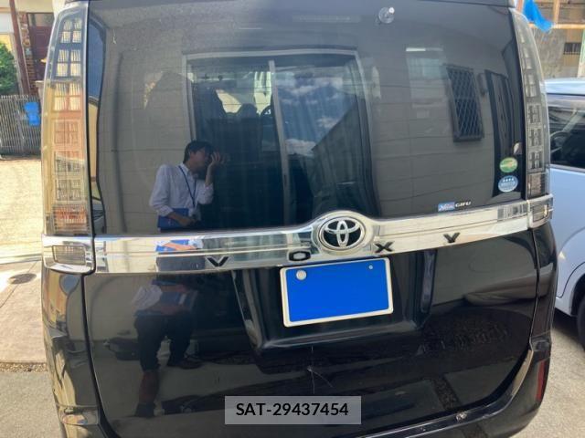 Toyota VOXY 2015-01 8372359-1