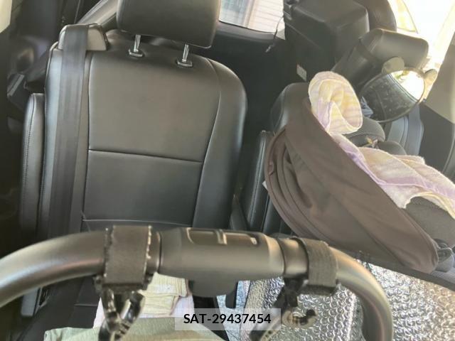 Toyota VOXY 2015-01 8372359-19