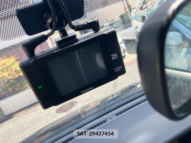 Toyota VOXY 2015-01 8372359-23