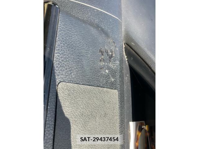 Toyota VOXY 2015-01 8372359-26