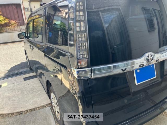 Toyota VOXY 2015-01 8372359-4