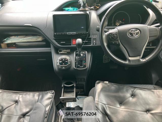 Toyota VOXY 2014-09 8372356-17