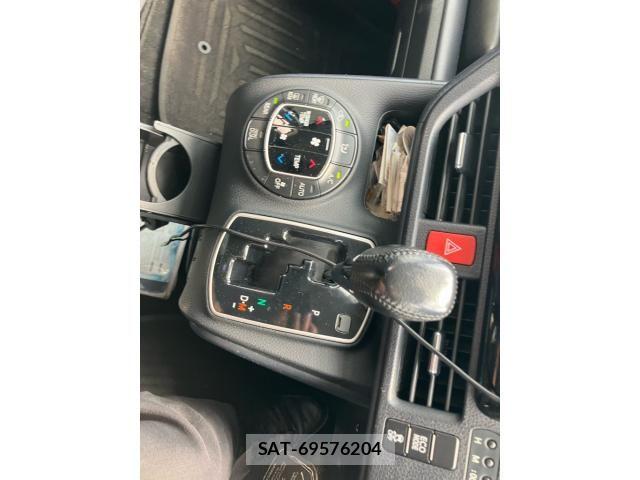 Toyota VOXY 2014-09 8372356-21