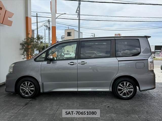 Toyota VOXY 2013-06 8415767-10