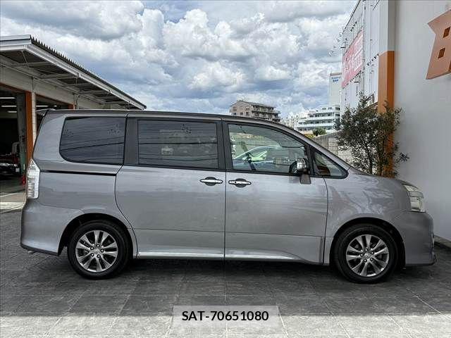 Toyota VOXY 2013-06 8415767-11