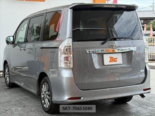 Toyota VOXY 2013-06 8415767-12