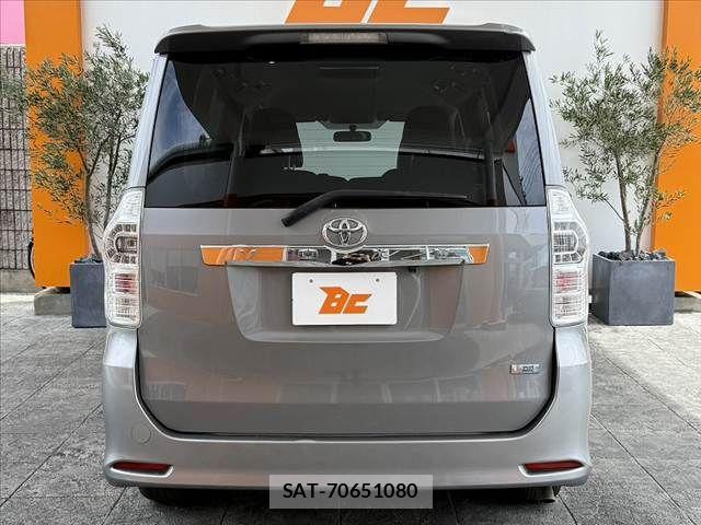 Toyota VOXY 2013-06 8415767-13