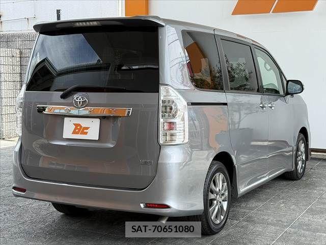 Toyota VOXY 2013-06 8415767-14