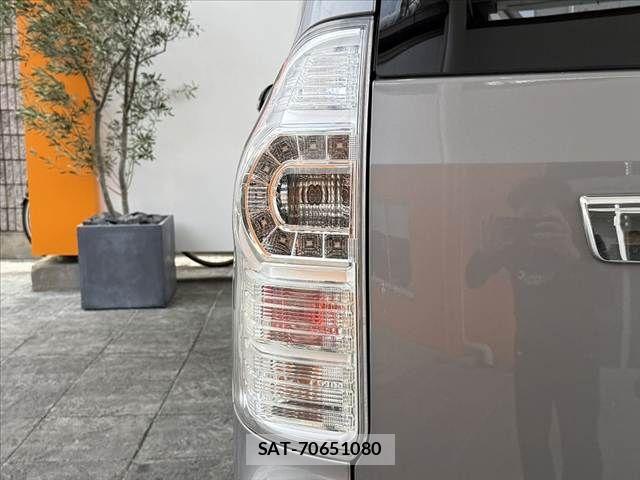 Toyota VOXY 2013-06 8415767-15