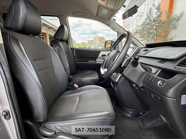 Toyota VOXY 2013-06 8415767-17