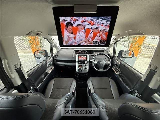 Toyota VOXY 2013-06 8415767-1
