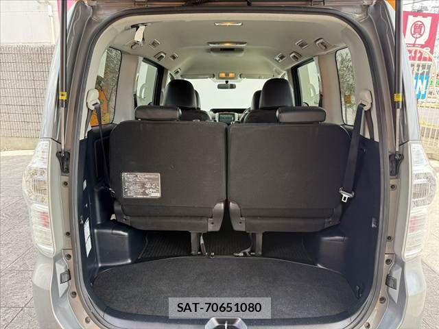Toyota VOXY 2013-06 8415767-21