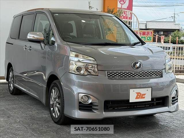 Toyota VOXY 2013-06 8415767-7
