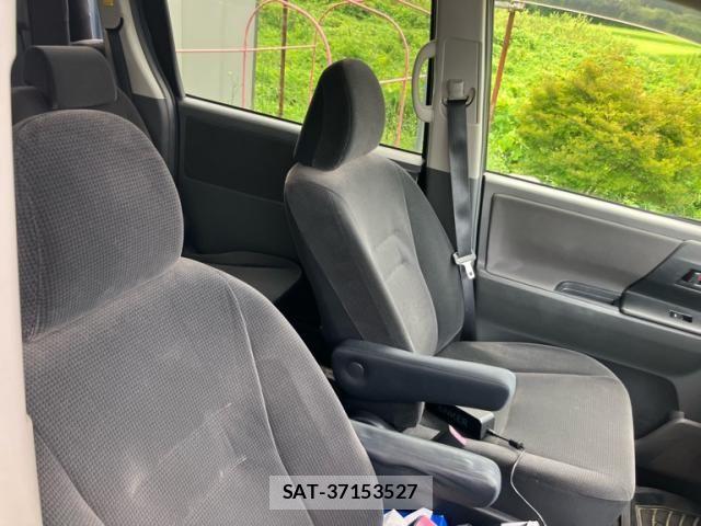 Toyota VOXY 2010-02 8415781-8