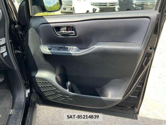 Toyota VOXY 2017-06 8415749-7