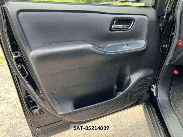 Toyota VOXY 2017-06 8415749-9