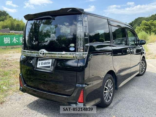 Toyota VOXY 2017-06 8415749-1