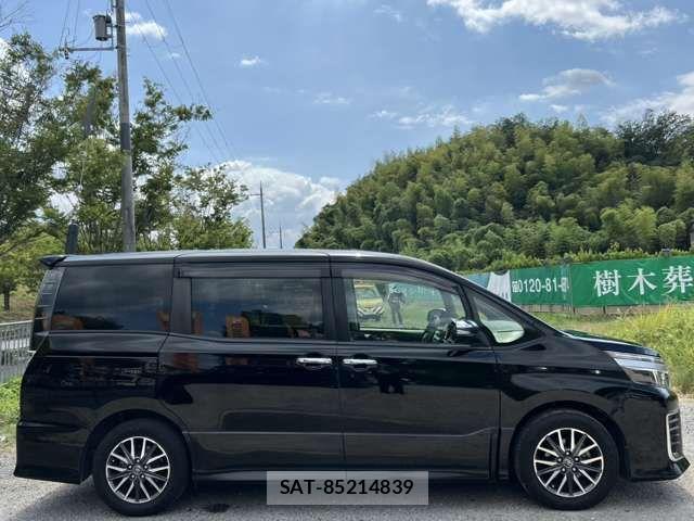 Toyota VOXY 2017-06 8415749-3