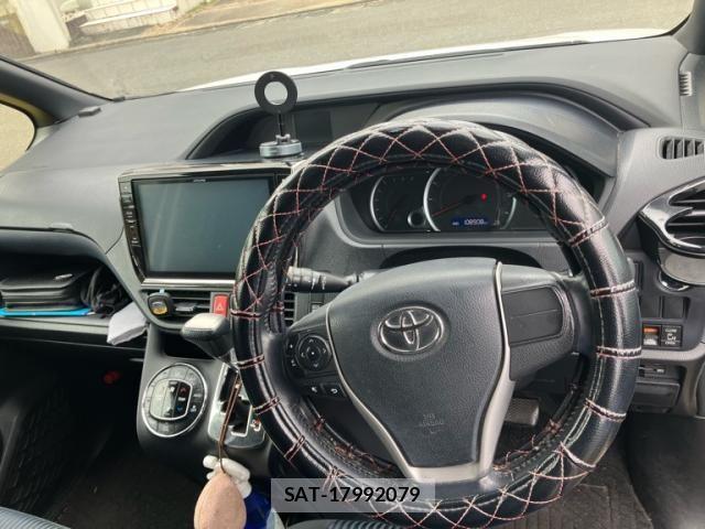 Toyota VOXY 2014-04 8415754-12