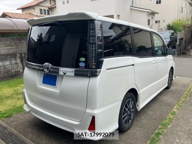 Toyota VOXY 2014-04 8415754-1