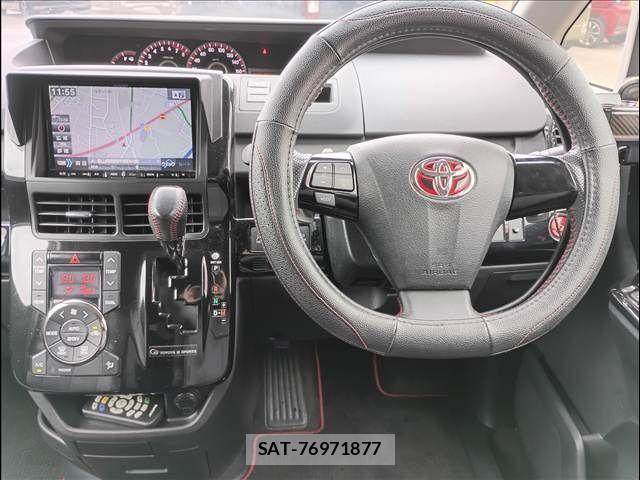Toyota VOXY 2013-12 8415750-3