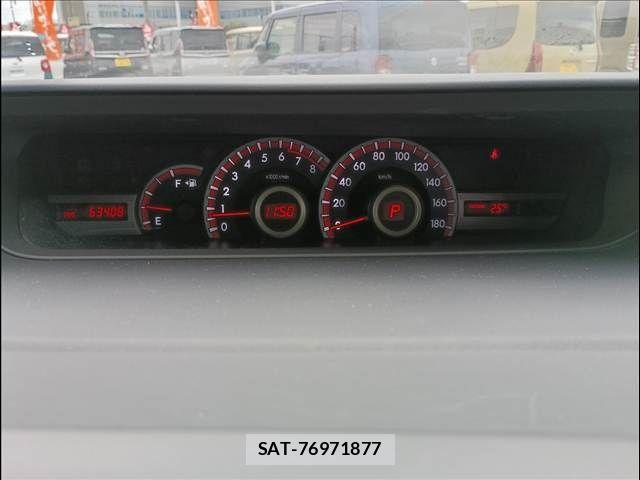 Toyota VOXY 2013-12 8415750-4
