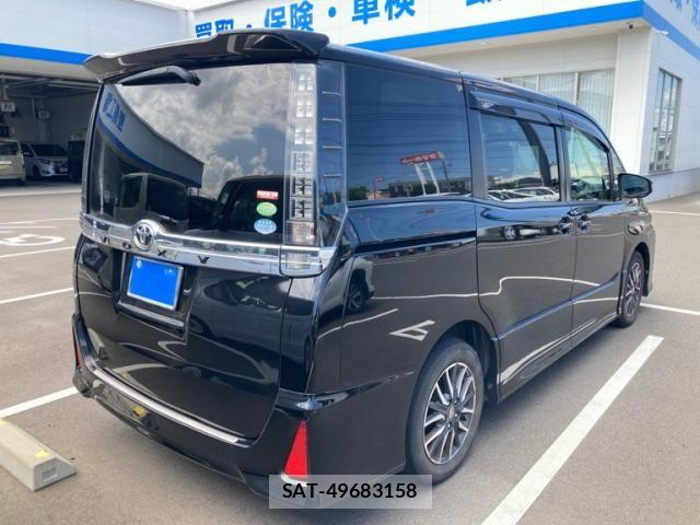 Toyota VOXY 2014-03 8415752-3
