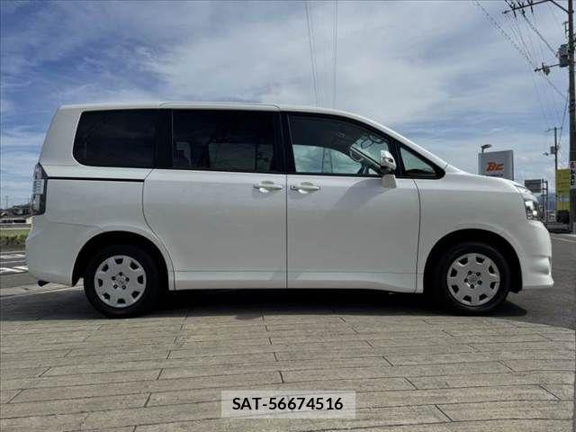 Toyota VOXY 2009-04 8415772-11