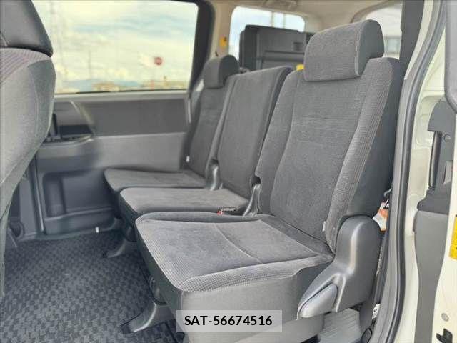 Toyota VOXY 2009-04 8415772-17