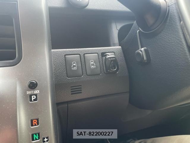 Toyota VOXY 2011-10 8415771-15