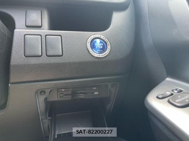 Toyota VOXY 2011-10 8415771-18