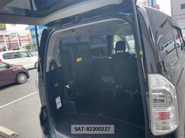 Toyota VOXY 2011-10 8415771-23