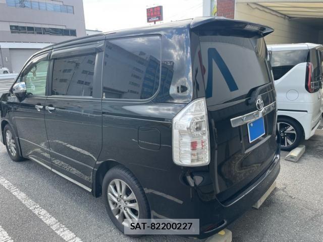 Toyota VOXY 2011-10 8415771-2