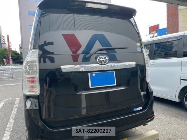 Toyota VOXY 2011-10 8415771-3