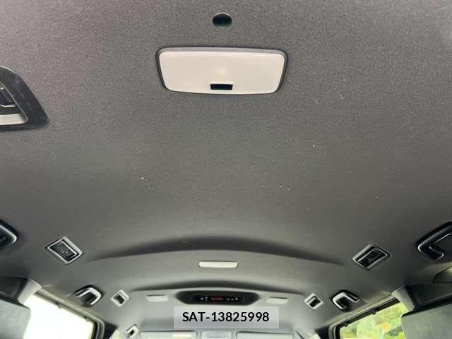 Toyota VOXY 2018-02 8415748-13
