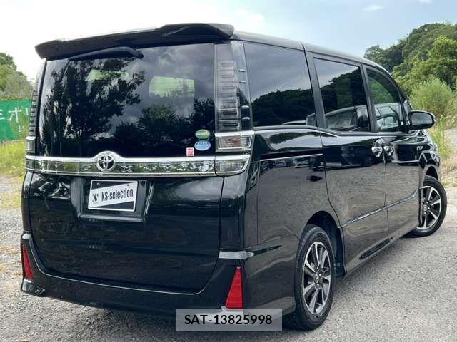 Toyota VOXY 2018-02 8415748-1