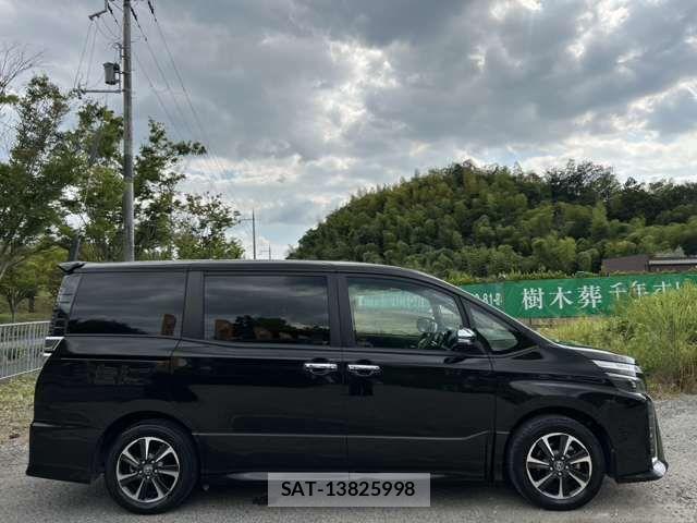 Toyota VOXY 2018-02 8415748-3
