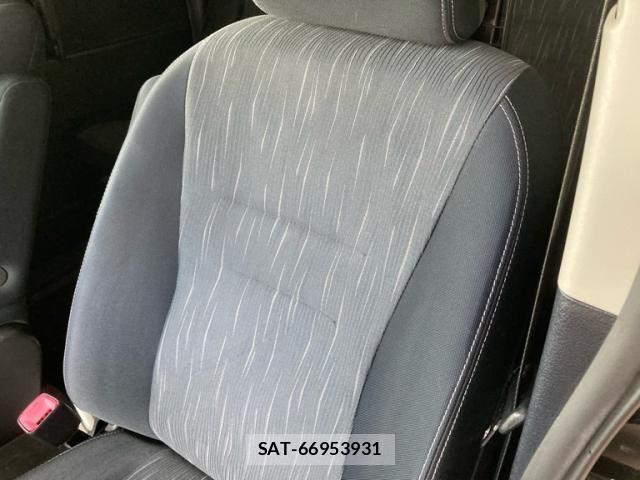 Toyota VOXY 2012-03 8415770-11