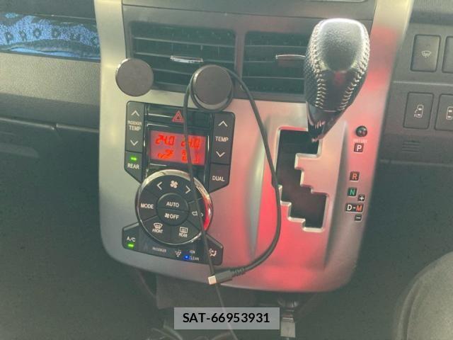 Toyota VOXY 2012-03 8415770-24