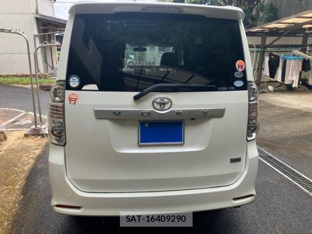 Toyota VOXY 2009-06 8415779-3