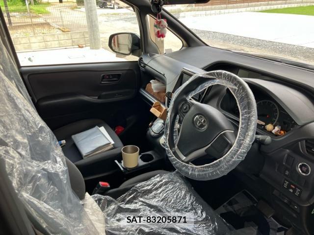 Toyota VOXY 2014-02 8415766-11