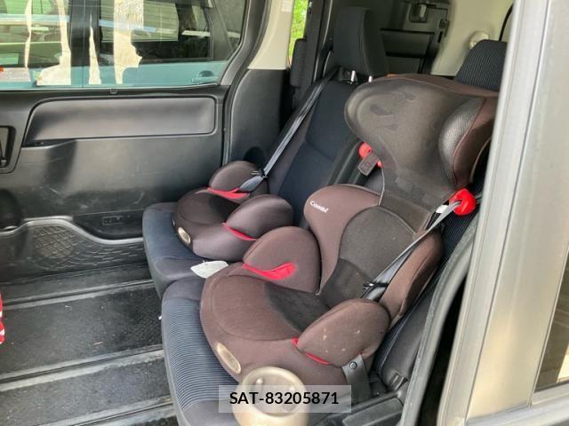 Toyota VOXY 2014-02 8415766-13