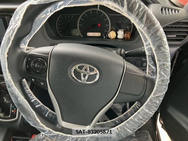 Toyota VOXY 2014-02 8415766-15