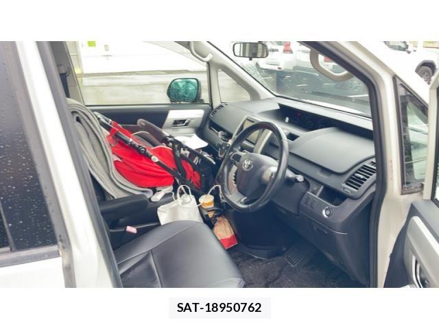 Toyota VOXY 2011-09 8415776-10
