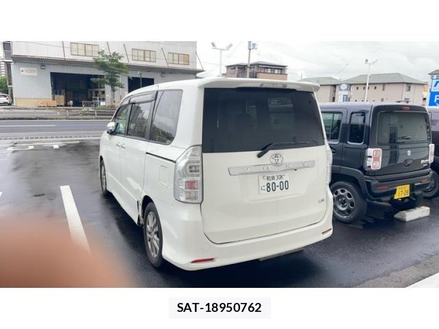 Toyota VOXY 2011-09 8415776-1