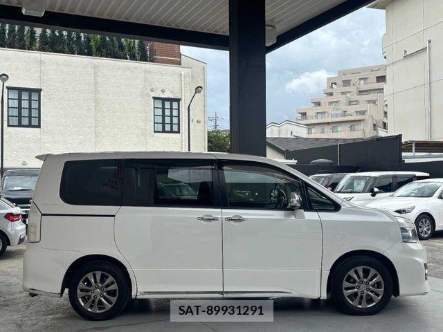 Toyota VOXY 2012-05 8415751-3