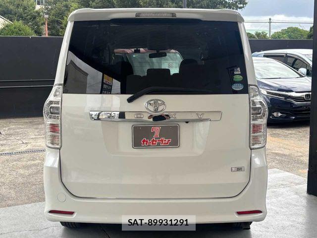 Toyota VOXY 2012-05 8415751-5